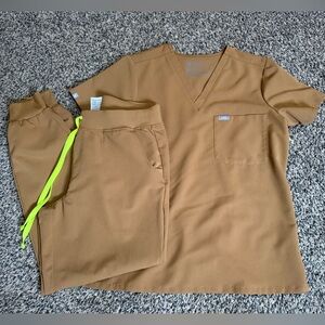 Figs Tan Scrub set size M